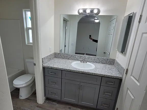 Foto del edificio - Freshly painted home, LVP flooring, close to schools, park, and shopping. Quiet neighborhood near...
