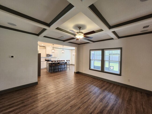 Foto del edificio - 5814 Whispering Pnes Wy