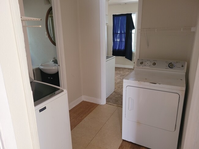 Lavadero - 114 Thomas Blvd