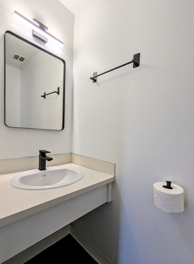 Foto del edificio - 2 Bedroom, 1.5 Bath Condo in South Salem