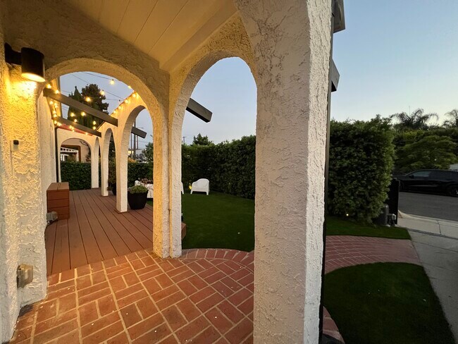 Front deck and front yard - 3152 Ivy St