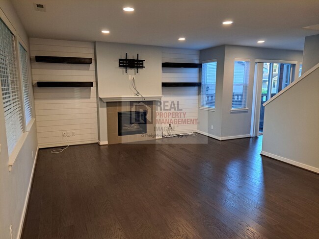 Building Photo - Check Out This Modern 4 Bedroom, 2.5 Bath ...