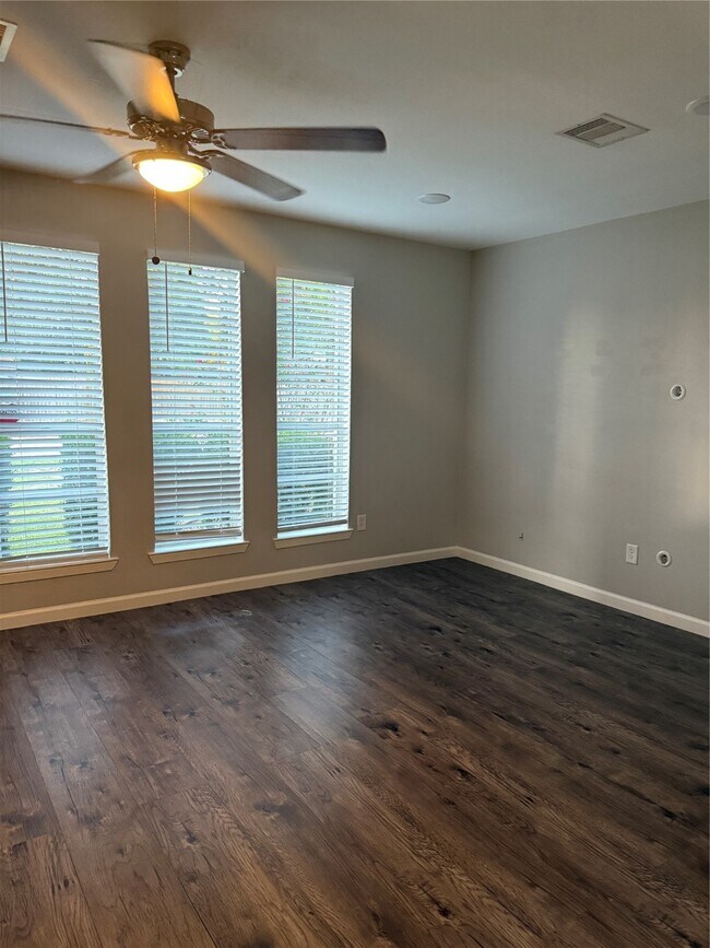 Foto del edificio - 6207 Woodvale Dr