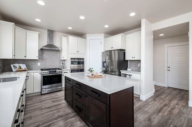 Building Photo - 711 Summit Dr