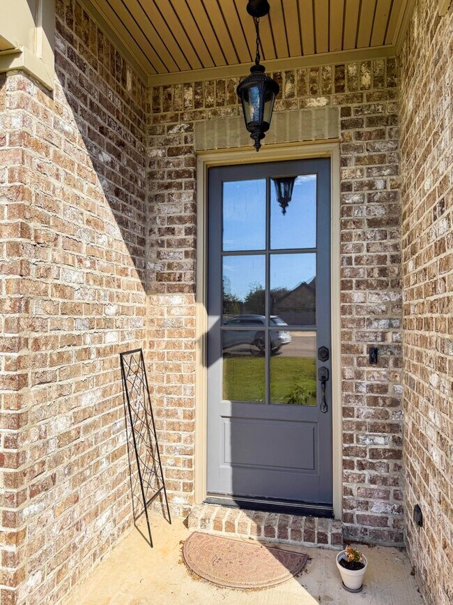 Building Photo - Beautifully Designed Home with Luxury Features – $2,400/Month