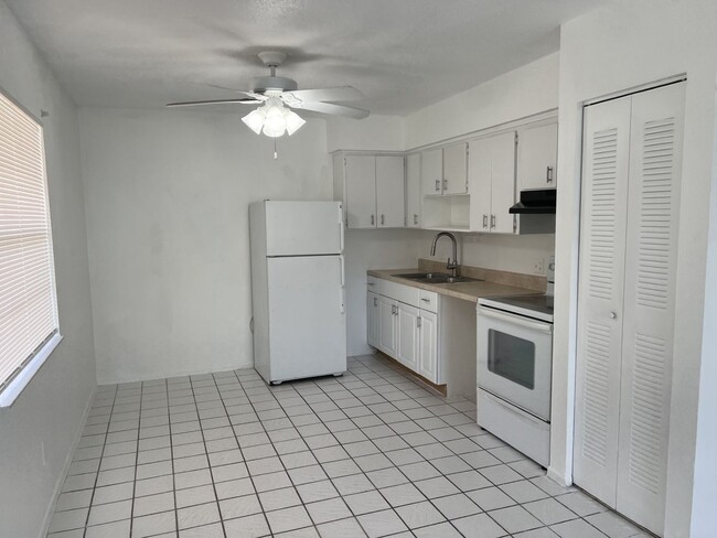 Building Photo - Beautiiful Palm Gardens  2 bedroom, 1 bath...