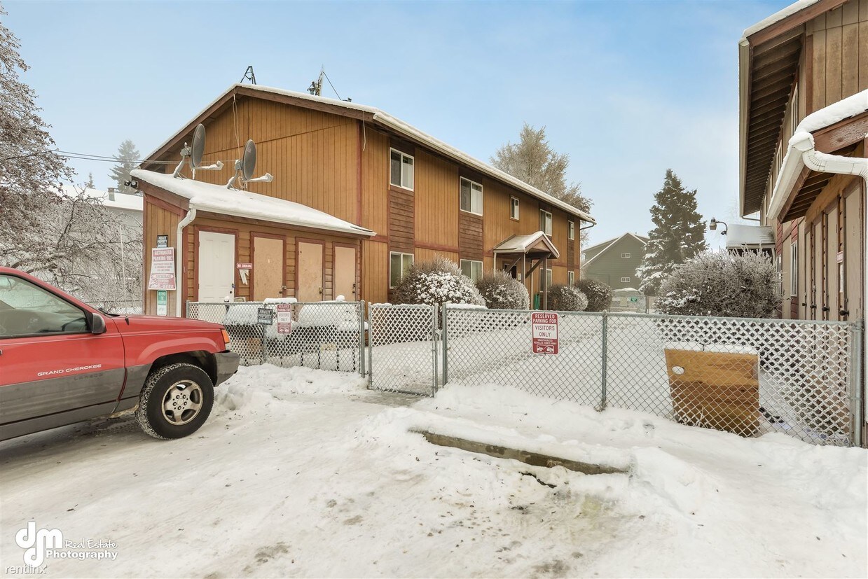 Primary Photo - 200 N Flower St