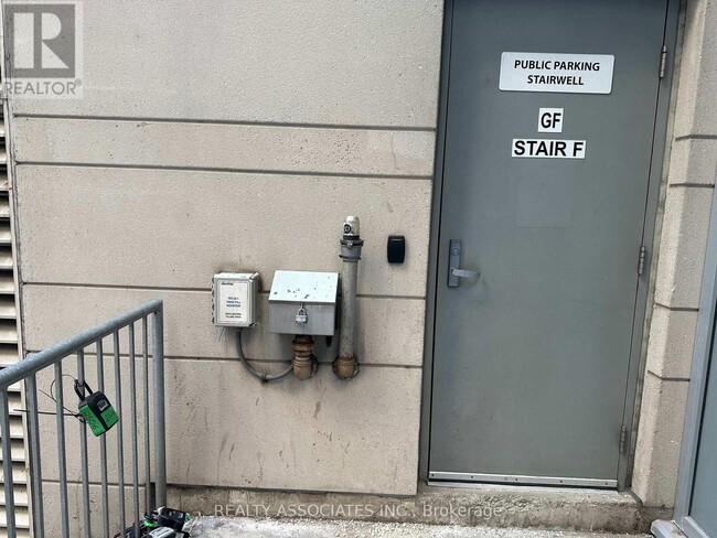 Building Photo - 199 Richmond St W