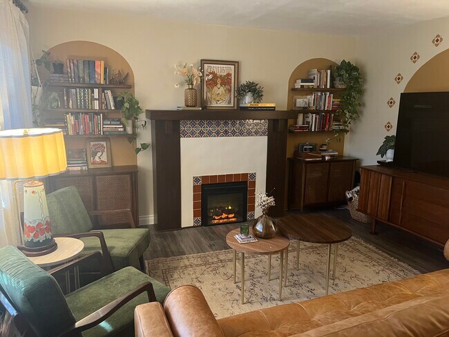 Diseño de pared hecho a mano con plantilla. - 620 E Harvard Rd