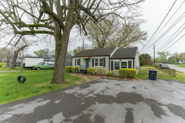 Photo - COMING SOON! Charming 3 bedroom 1 bathroom for rent! House