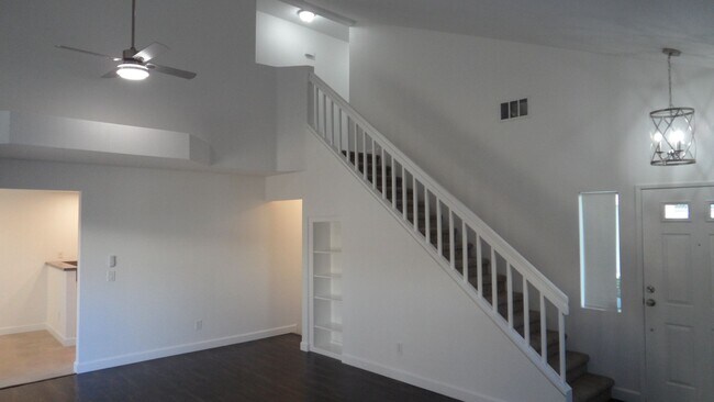 Building Photo - End-Unit 3BR 2.5BA Townhome w/ 2 Car Attached Garage