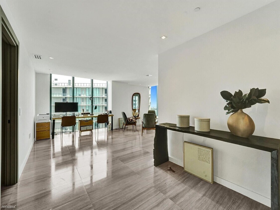 Foto principal - 4 br, 4.5 bath Condo - 650 NE 32nd St # UP...