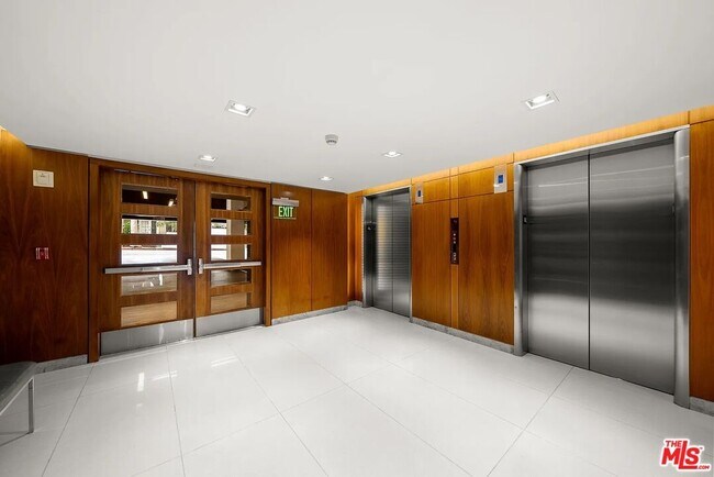 Foto del edificio - 838 N Doheny Dr