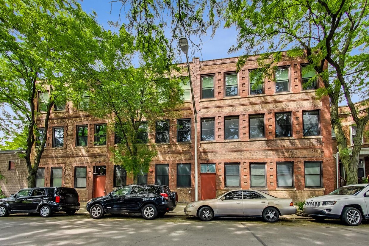 Primary Photo - 1776 W Winnemac Ave