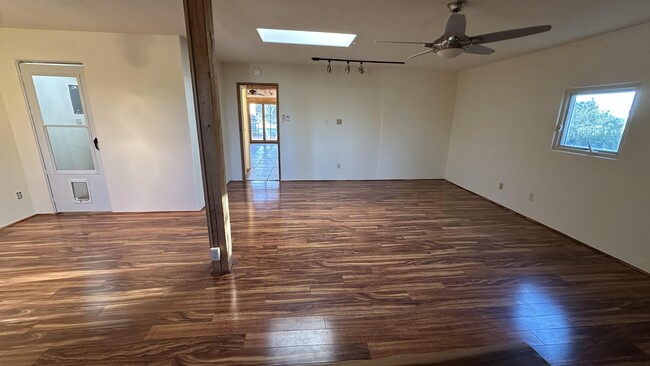 Amplia sala de estar/dormitorio - 4210 Ravine Rd