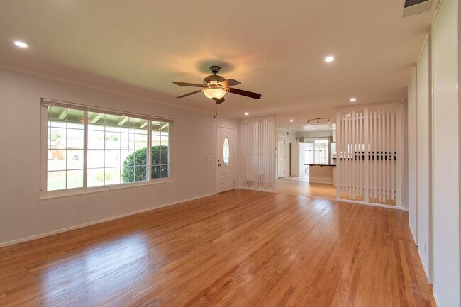 Building Photo - Beautiful hardwood floors! Great Neighborh...
