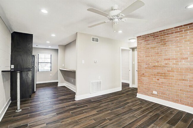 Building Photo - 1501 Hyde Park Blvd