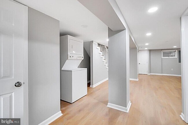 Building Photo - 727 Otis Pl NW