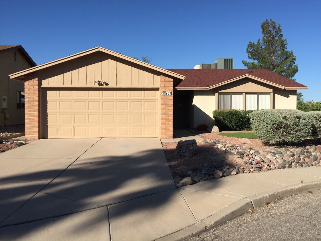 Primary Photo - 257 N Schrader Ln