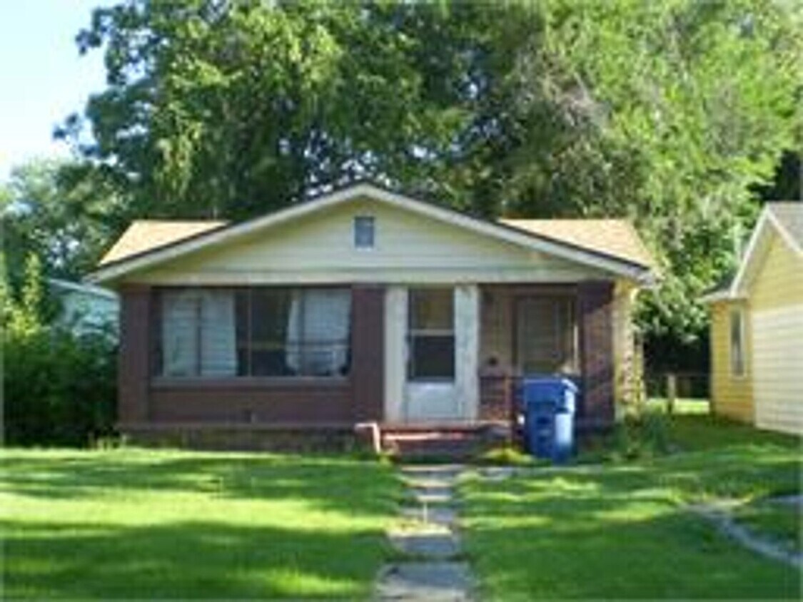 Foto principal - 2 Bedroom Home with Enclosed Front Porch