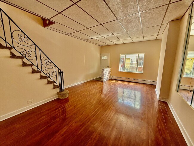 Foto del edificio - Spacious 3 BR / 1 BA HOUSE in Great South Philly location w/ Hardwood Flooring-Nice Kitchen-Washe...