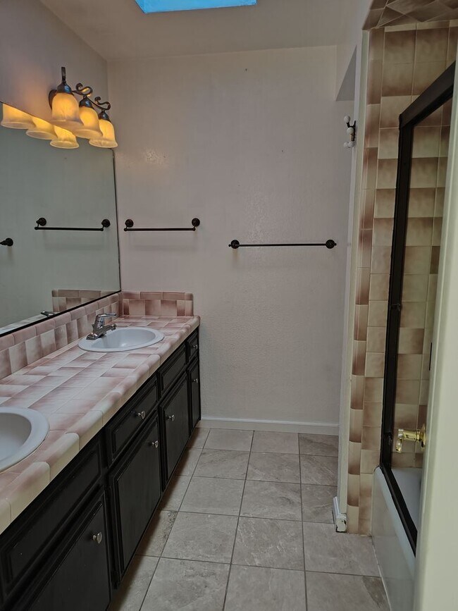 Foto del edificio - Charming Single-Story Home with Bonus Space & Beautiful Backyard