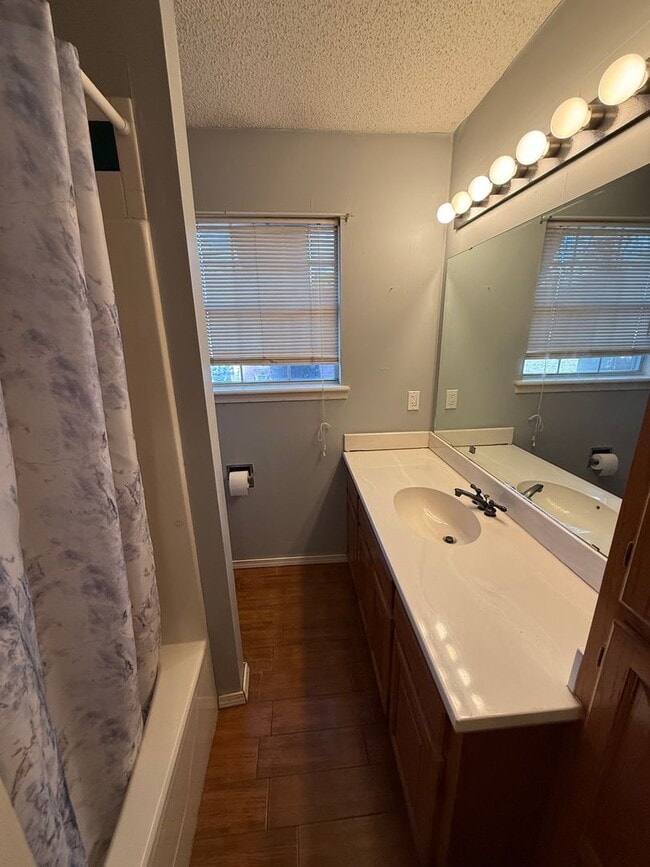 Building Photo - 3 Bed 2 Bath House with 2 Car Garage.  Has Gas Heat