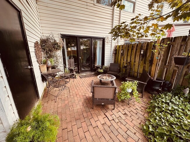 Building Photo - Charming Row House in Historic District