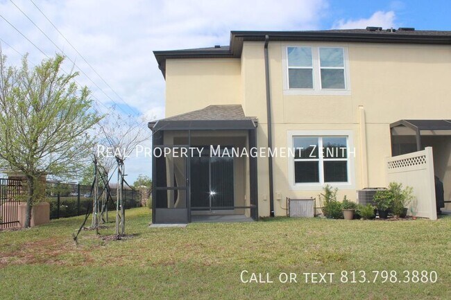 Foto del edificio - Spacious 3-bedroom, 2.5 bathroom townhouse...