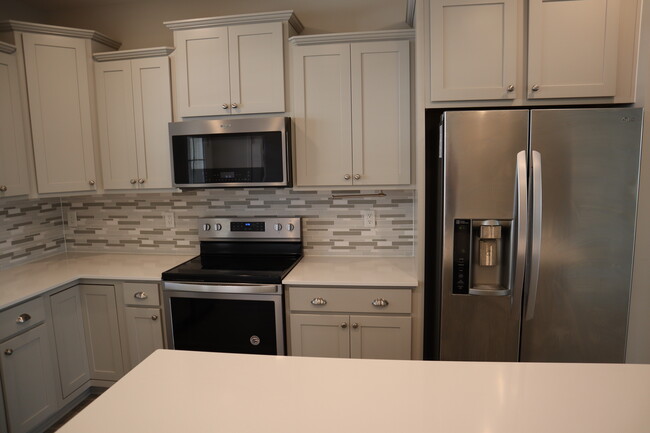 stainless steel appliances - 1006 Gateway Commons Cir