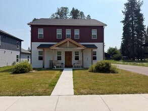 Building Photo - 715 Cottonwood Ct