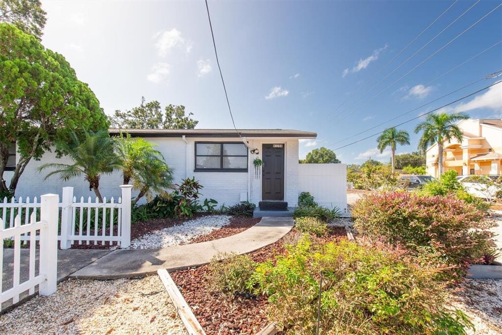 Foto principal - 3394 74th Ave N