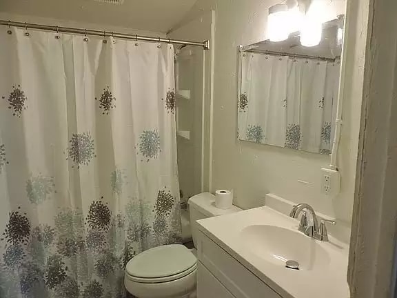 Building Photo - 118 Kelly St