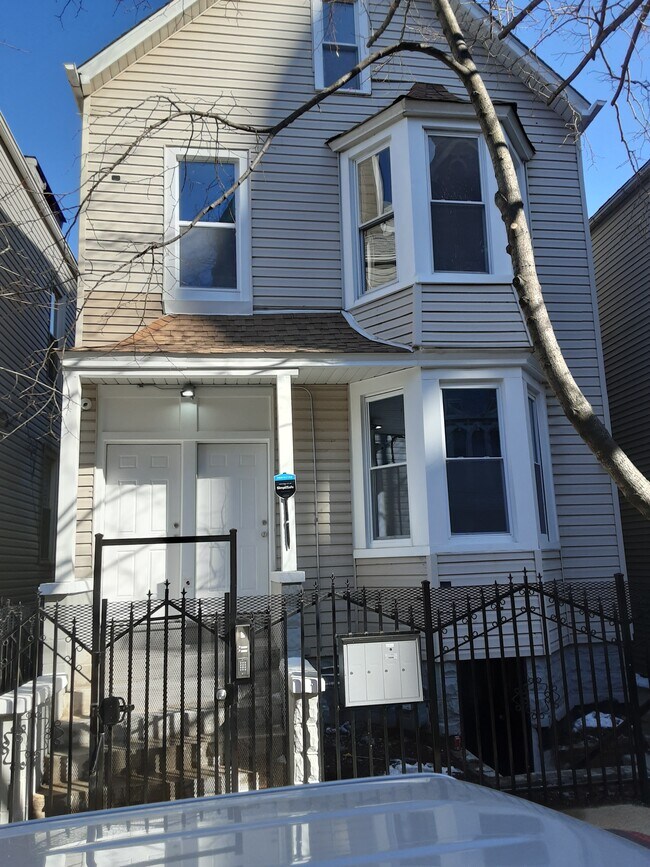 Building Photo - 4545 S Hermitage Ave