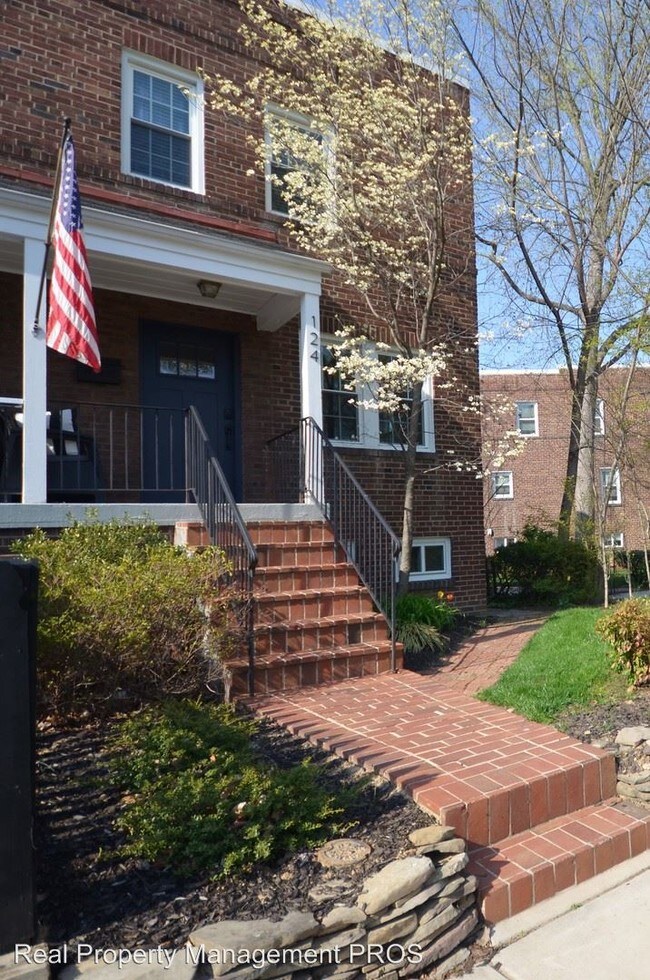 Building Photo - 3 br, 2 bath House - 124 East Maple St.