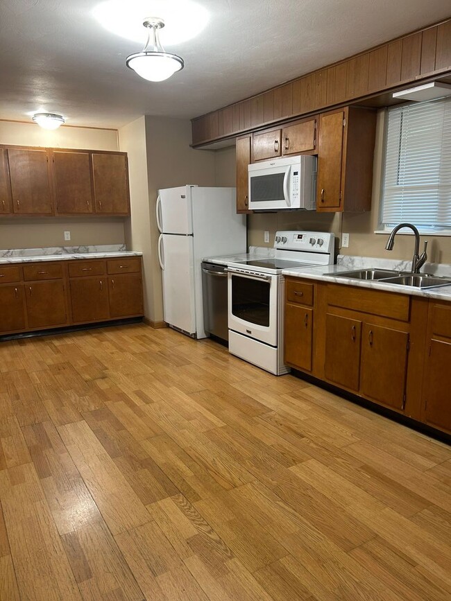 Building Photo - 3 Bedroom, 2 bath in the quiet Woodcliff Acres community