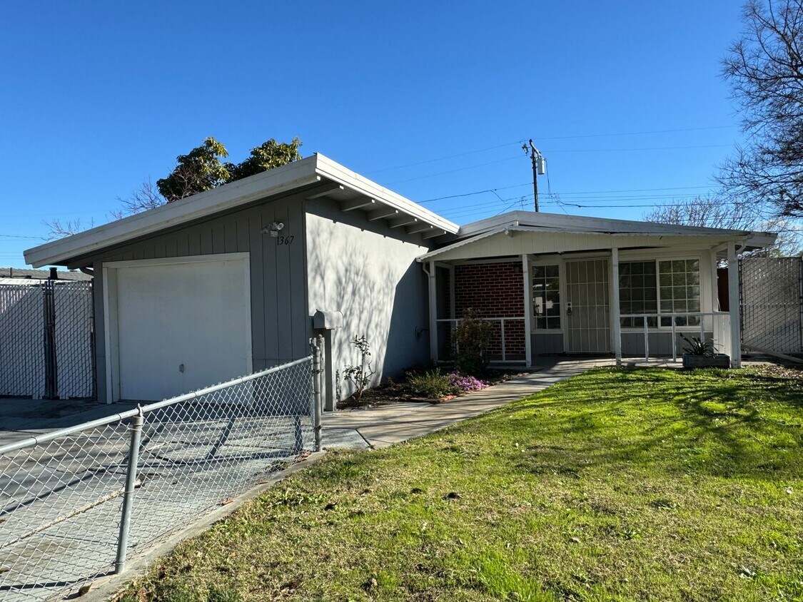 Primary Photo - Sunnyvale House with Upgraded Kitchen - Av...