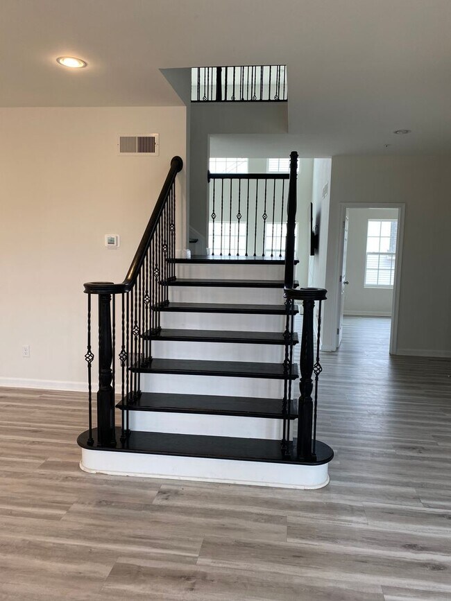 Building Photo - Gorgeous 5 bedroom, 3 bathroom Single Fami...