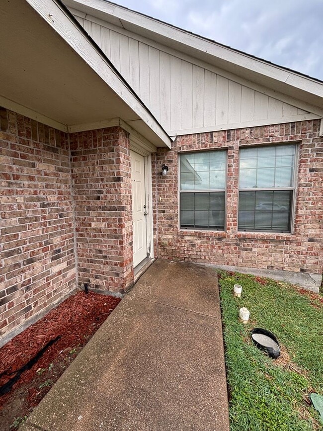 Building Photo - 3112-3114 S Cherry Ln