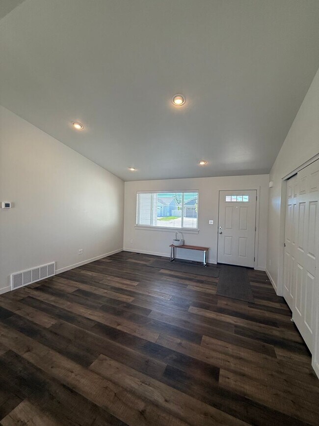 Building Photo - 3 Bedroom, 2 Bathroom Single Family Home!