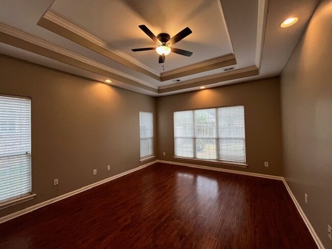 Building Photo - Renovated 3 Bedroom 2 Bath Home with 2 Car Garage for Rent!