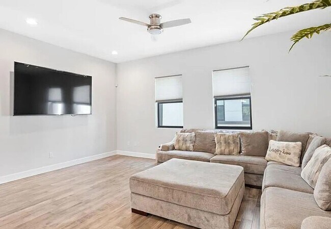 Building Photo - Spacious 3BR/3.5 Bath Townhome in Tampa