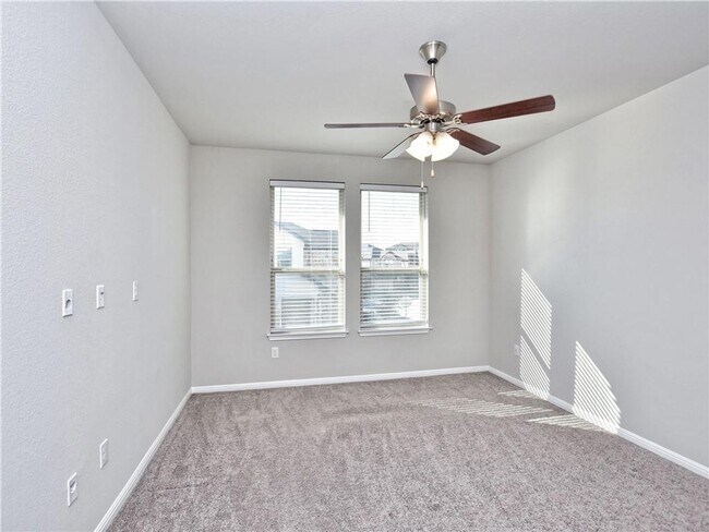 Foto del edificio - Alluring  Single Family Home | 3 BR/2.5BA | Peaceful Backyard| Coming Soon!