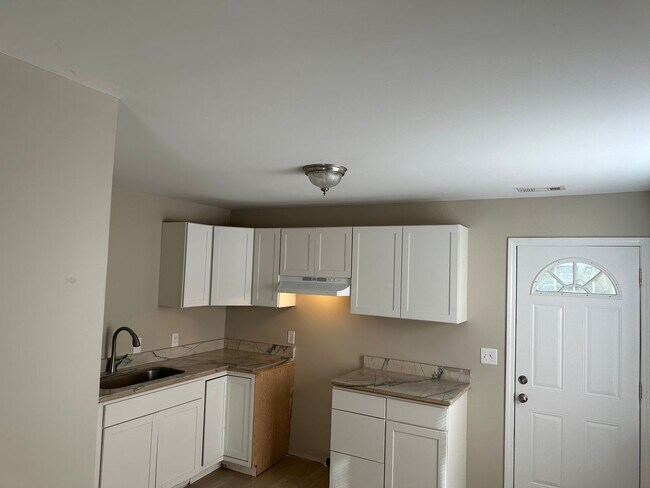 Foto del edificio - 3 bed 1 bath home located, recently update...