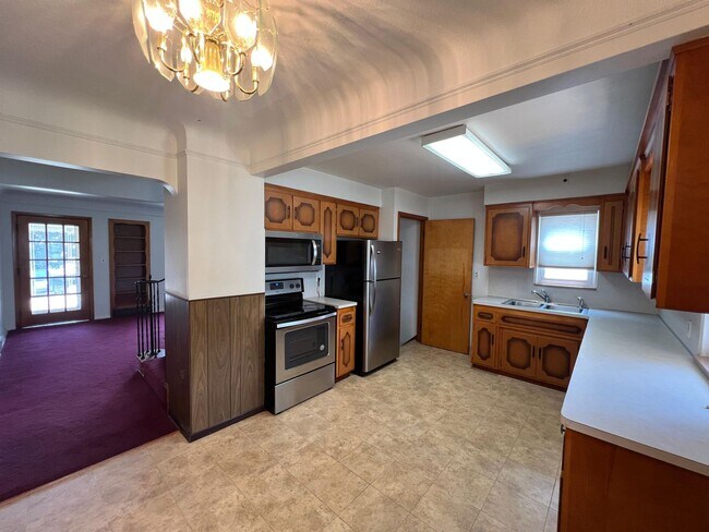 Foto del edificio - Charming Euclid Home with Spacious Layout
