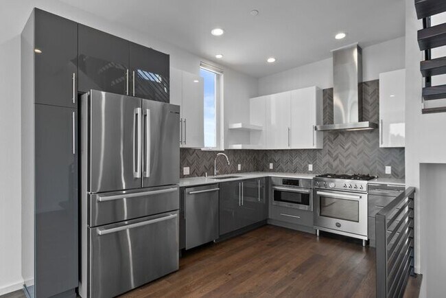 Building Photo - Stunning Columbia City Townhome w/ Views and Air Conditioning