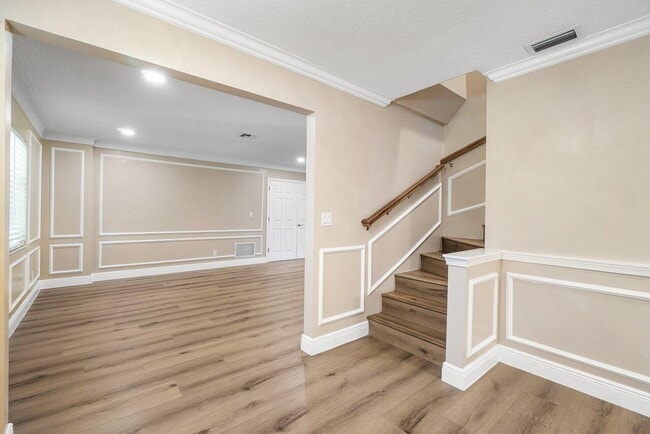 Building Photo - 5065 Horseshoe Cir N