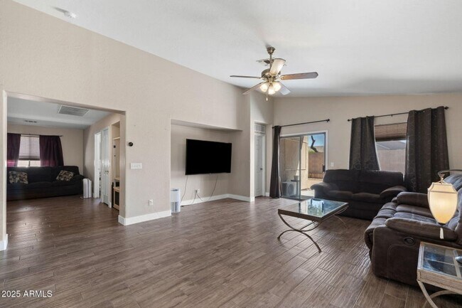 Foto del edificio - $1,000 OFF your first month's rent with a ...