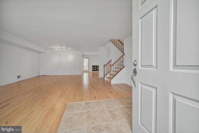 Building Photo - 2 Aldgate Ct