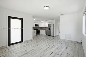 Building Photo - 2627 SW 29th Pl